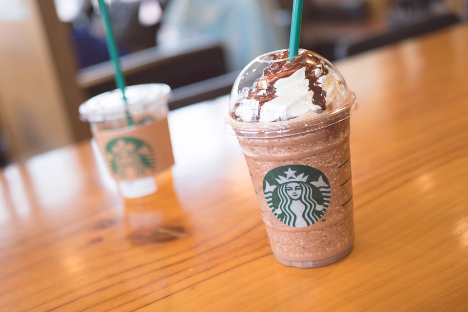 Es gibt nicht nur hochwertigen Kaffee bei Starbucks sondern auch verschiedene Desserts.